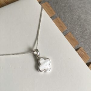 Dije trébol de nácar-plata 925